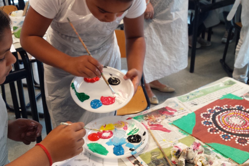 Aboriginalpainting met kinderen, acrylverf op canvasboard